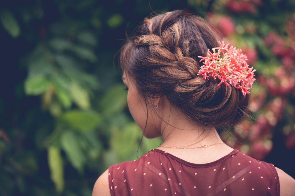 Juda Hairstyle With a Curly Twist Side