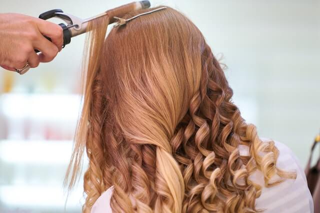How to use hair straightener to curl hair